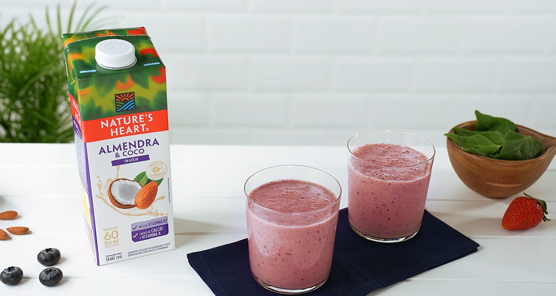 Smoothie de frutos rojos con espinaca, fresas, arándanos, banana, Bebida Almendra & Coco Nature’s Heart®, esencia de vainilla