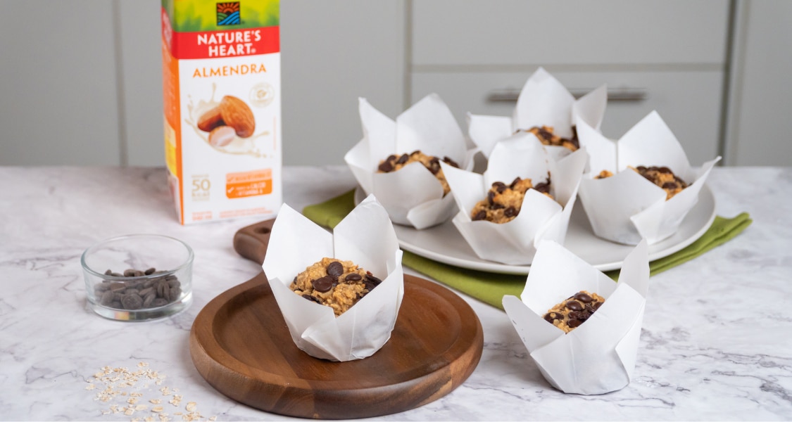 Ingredientes para muffins de avena con banana y chocolate - banana, huevo, miel, y Bebida Vegetal de Almendras