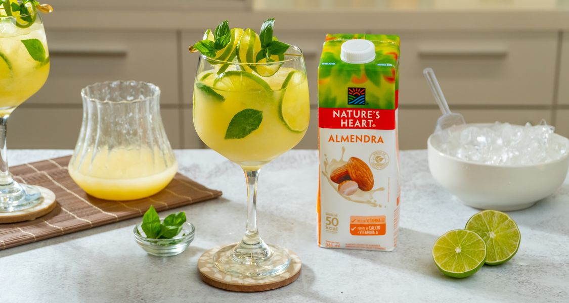 Mocktail aromático con albahaca fácil de preparar con Bebida de Almendras, Agua de Coco, Jugo de Piña, Miel de Agave